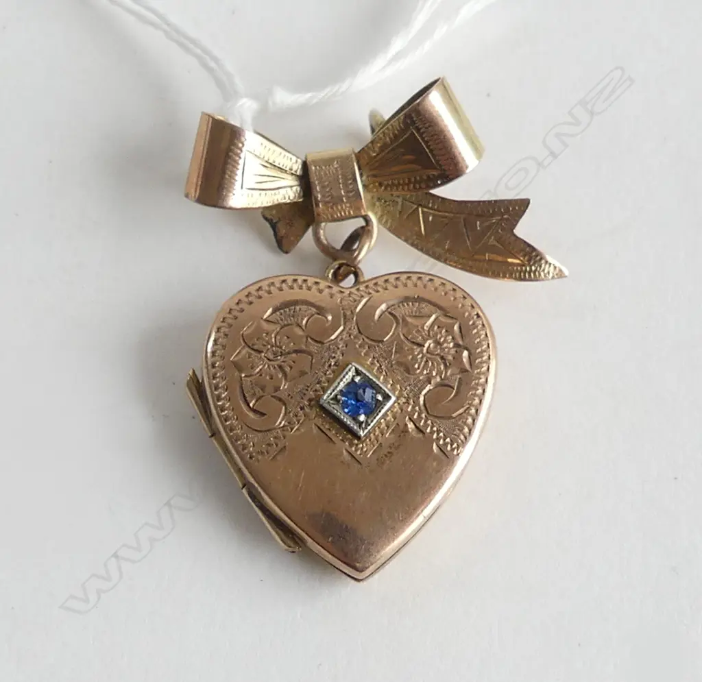 9CT GOLD HEART LOCKET BLUE STONE ON 9CT BOW 6.6GRMS TOTAL WIEGHT BOW A/F PIN ABSENT Image 1++