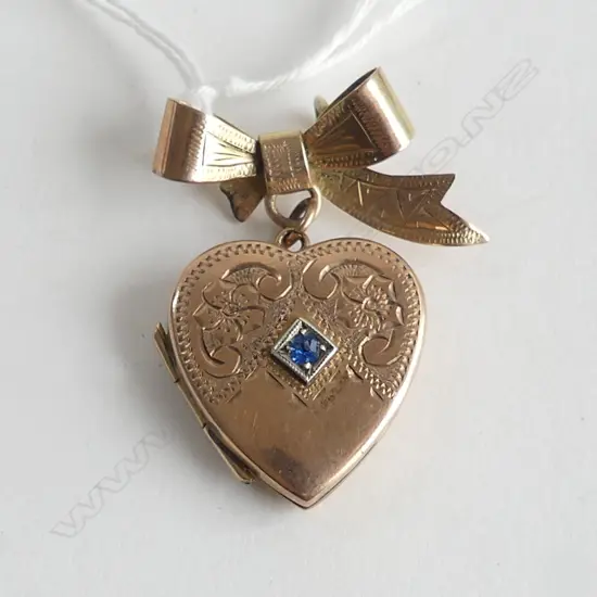 9CT GOLD HEART LOCKET BLUE STONE ON 9CT BOW 6.6GRMS TOTAL WIEGHT BOW A/F PIN ABSENT
