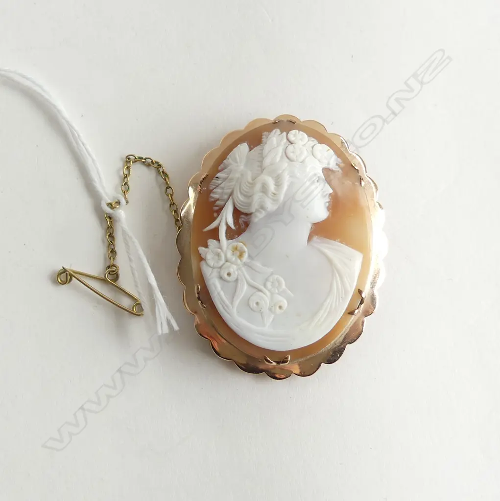 QUALITY 9ct GOLD FRAMED CAMEO woman in profile ornate coiffure 13.76gms  Image 1++