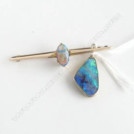 9CT GOLD & SOLID OPAL BAR BROOCH & BOULDER OPAL PENDANT 4.6 GRMS TOTAL WIEGHT