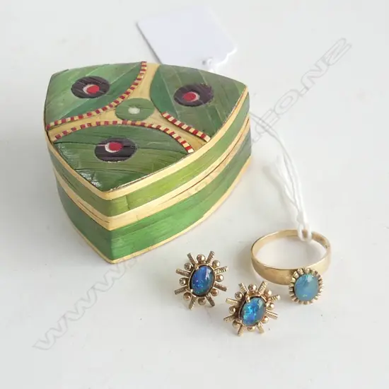 9CT OPAL RING & MATCHING EARINGS TOTAL WIEGHT 5.2GRMS SIZE O (TRIPLEX OPALS) 1 scroll missing