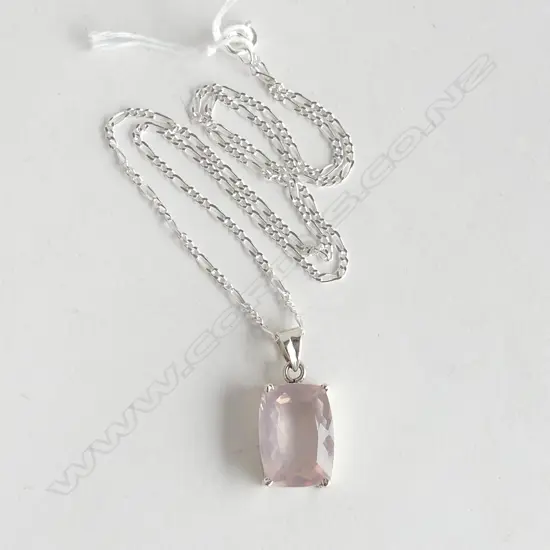 SILVER SET ROSE QUARZT PENDANT & SILVER CHAIN