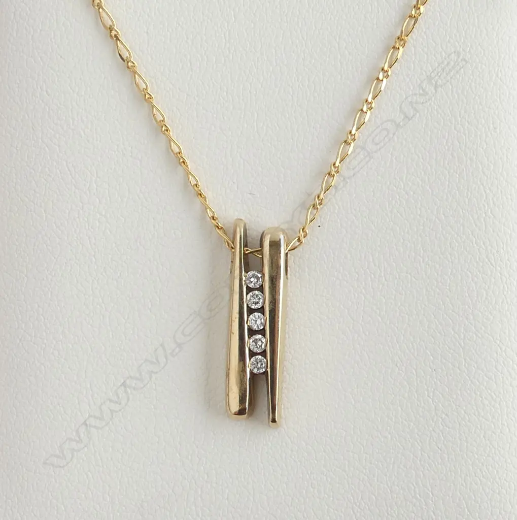 9ct DIAMOND SET PENDANT w 9ct CHAIN 4.2gm VALUATION 2007 $549.00 Image 1++