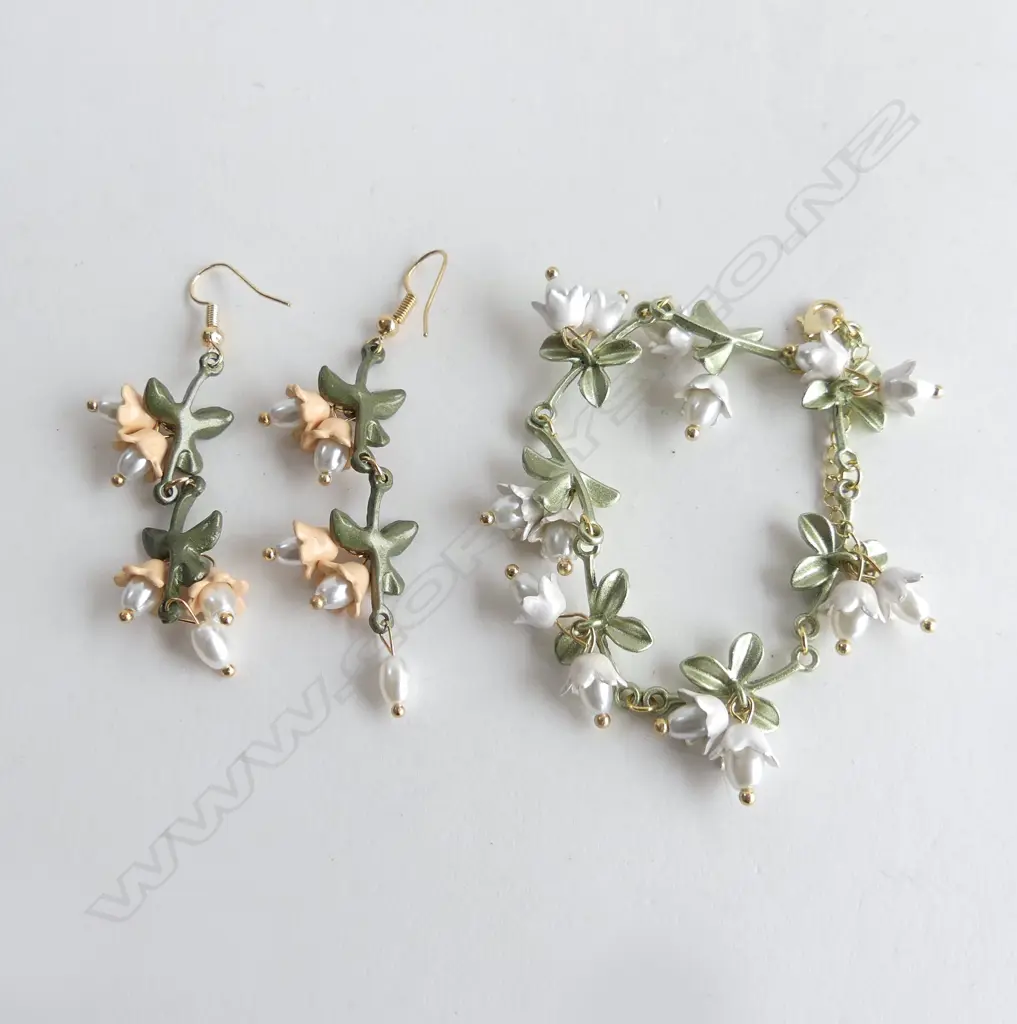 MODERN COSTUME BRACELET & MATCHING DROP EARRINGS Image 1++