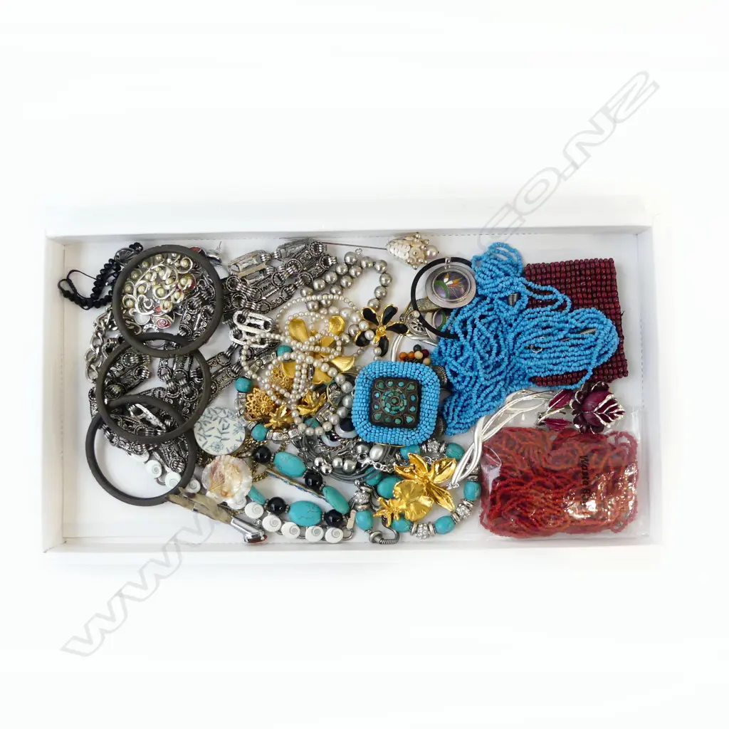 TRAY COSTUME JEWELLERY Image 1++