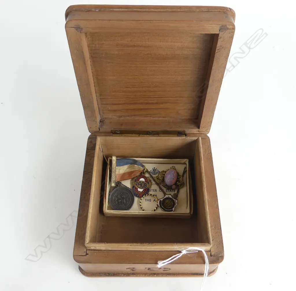 SMALL WOODEN JEWLERY BOX & CONTENTS BADGES MEDAL ETC Image 1++