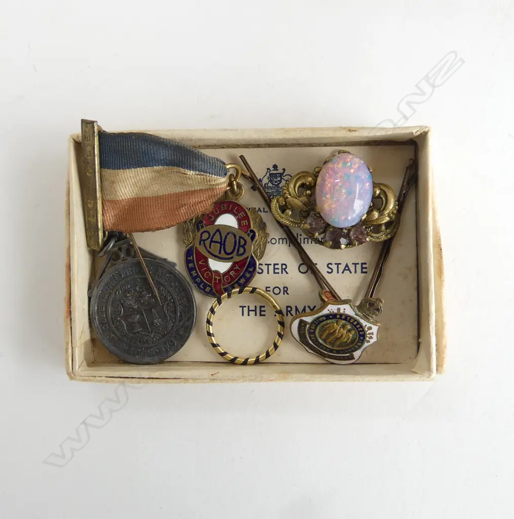 SMALL WOODEN JEWLERY BOX & CONTENTS BADGES MEDAL ETC Image 1++
