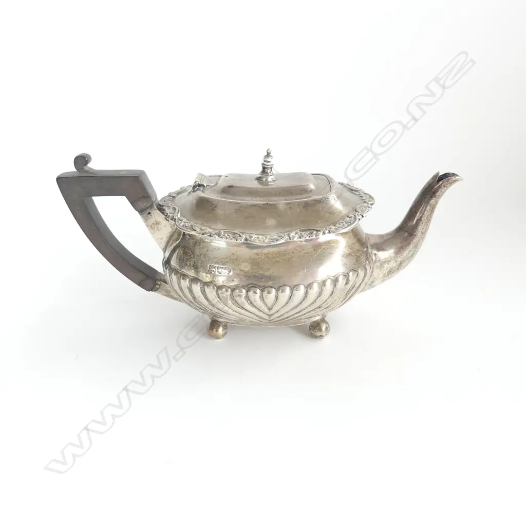 STG SILVER BATCHELORS TEAPOT, ( FAULT TO LID) LONDON 1898 304gms Image 1++