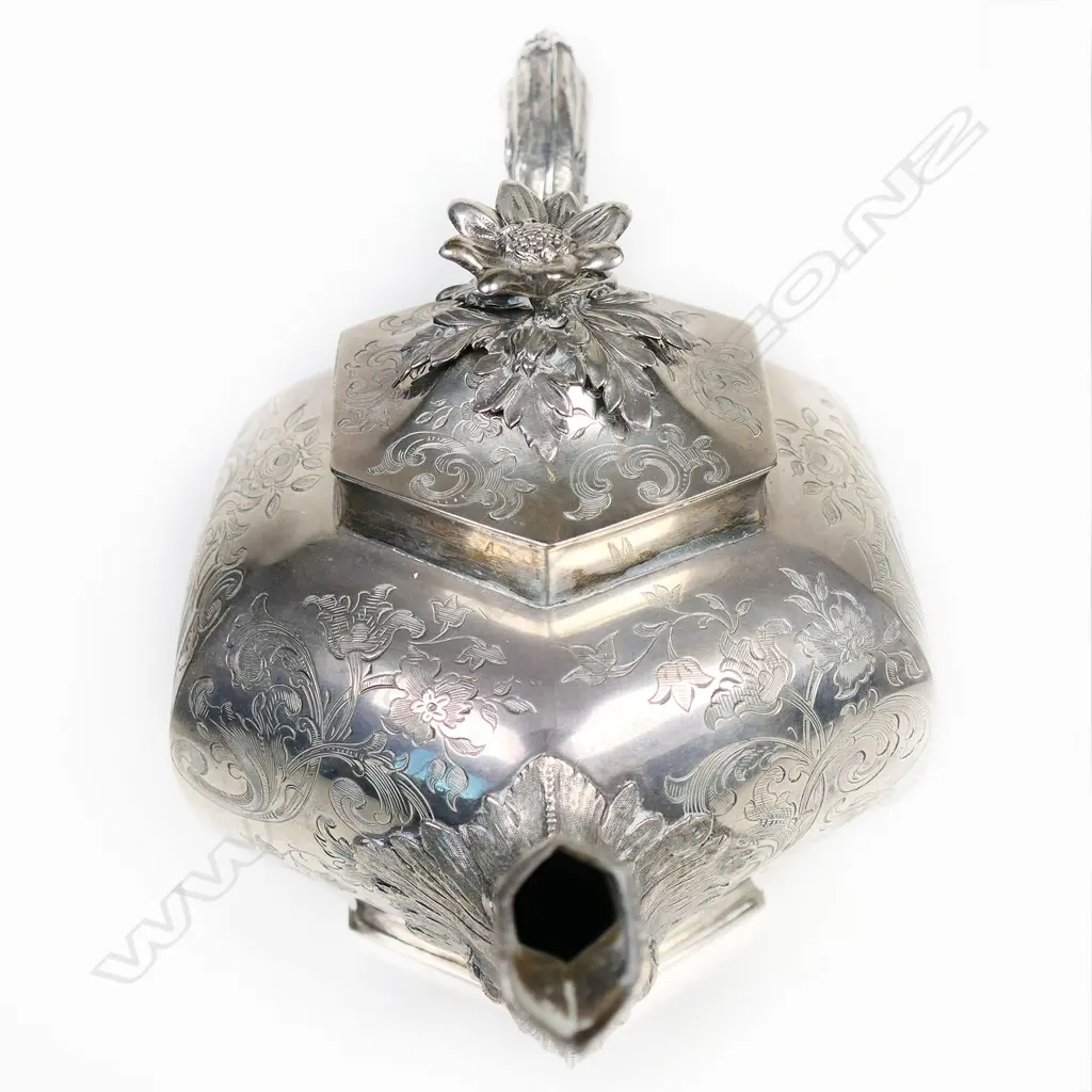A good quality early Victorian period Irish silver teapot, Image 1++