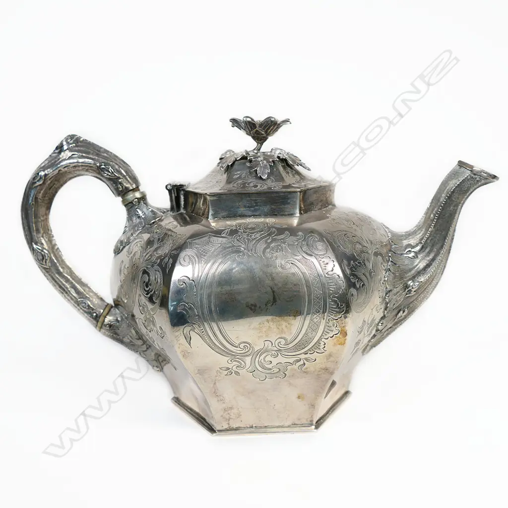A good quality early Victorian period Irish silver teapot, Image 1++