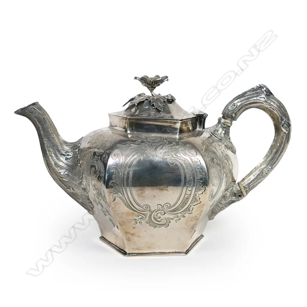 A good quality early Victorian period Irish silver teapot, Image 1++