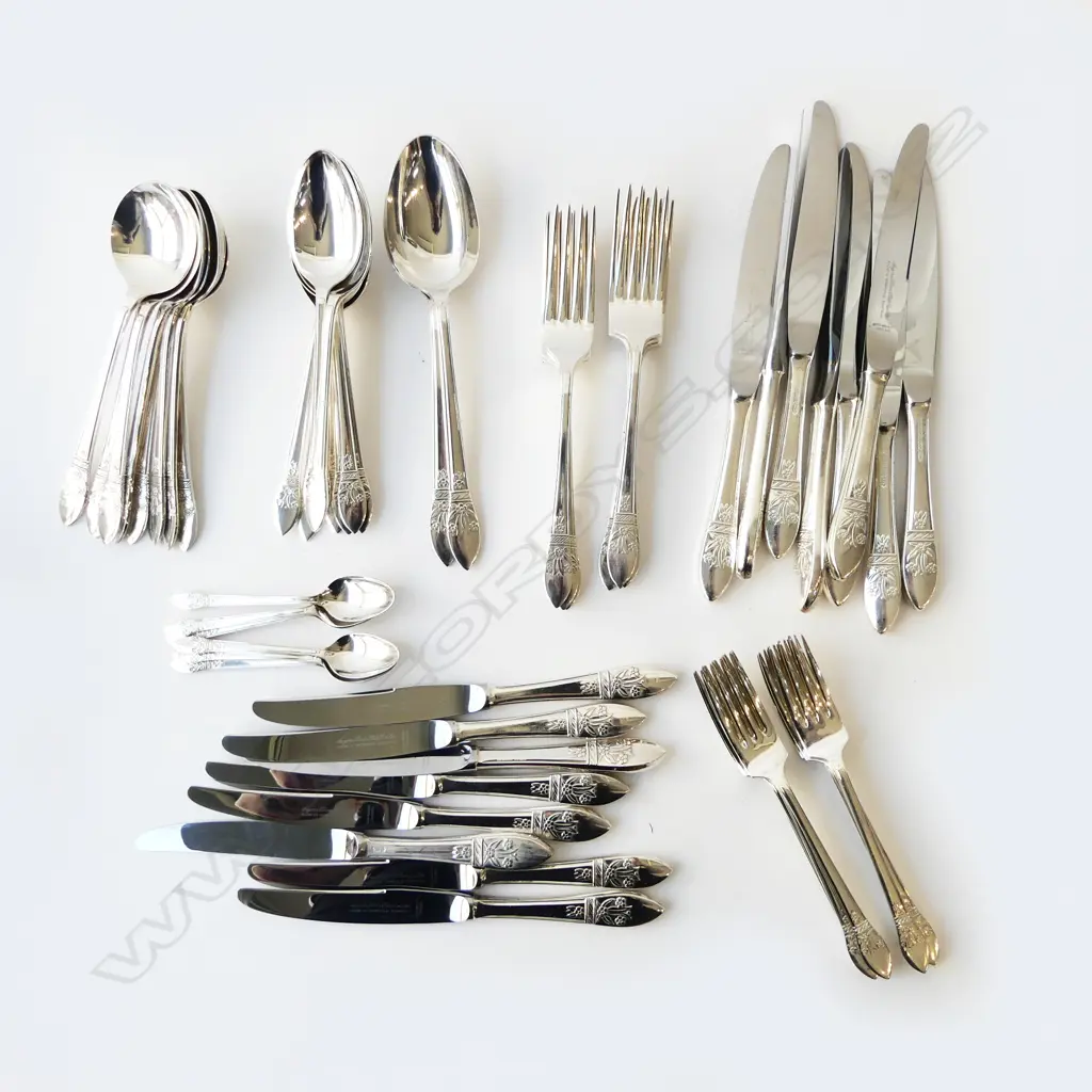 56PC SHEFFIELD SILVER PLATED CUTLERY SET 8 PLACE SETTING COMPRISING: 8 DINNER KNIVES, 8 DINNER FORKS, 8 LUNCH KNIVES, Image 1++