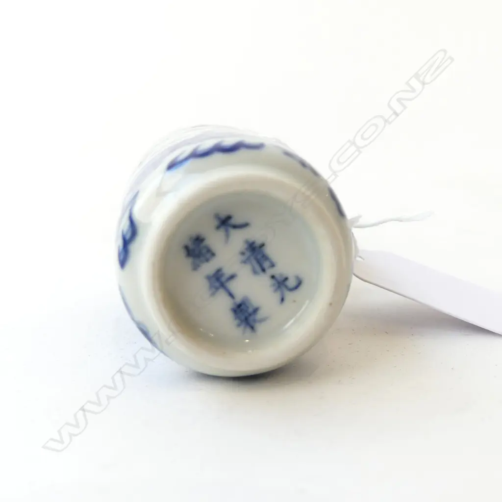 CHINESE GUANGXU MARKED CHINESE SNUFF BOTTLE blue & white dragon decoration w green stopper. H.100mm. Image 1++