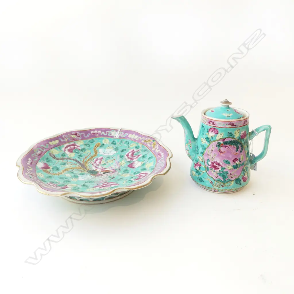 2 PCS CHINESE PORCELAIN; PEDESTAL DISH DIA 280mm & TEAPOT H.160mm Image 1++