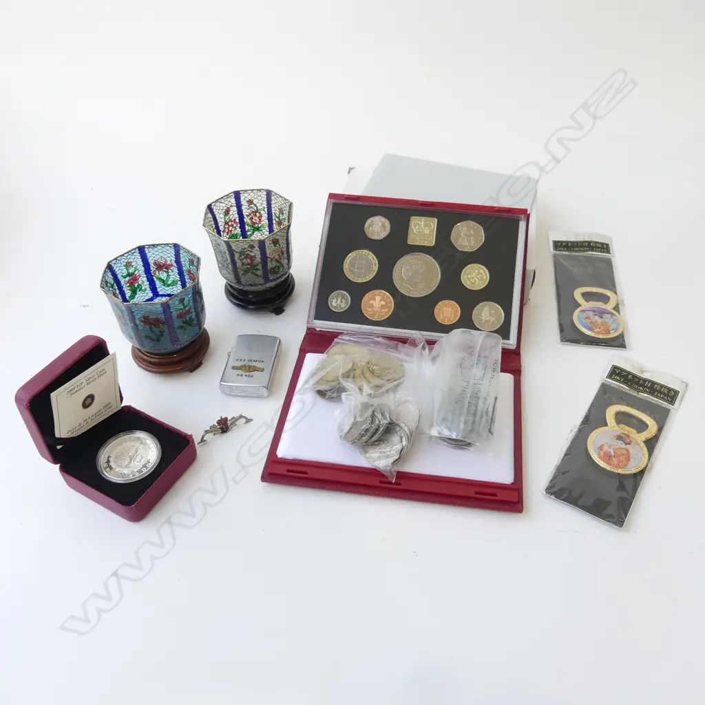 SMALL BOX COIN COLLECTION 2 CHINESE BEAKERS CIG LIGHTER BADGE ETC Image 1++