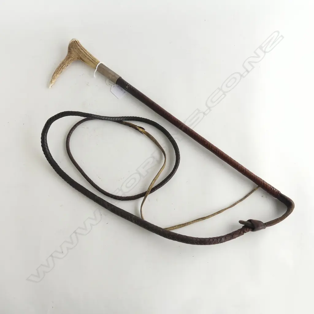 VINTAGE LEATHER HUNTING WHIP, DEER ANTLER HANDLE Image 1++