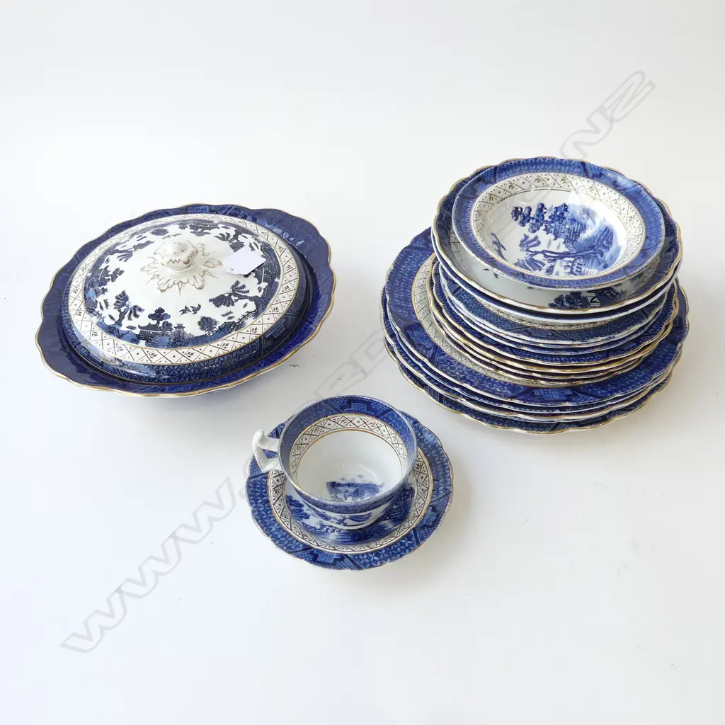 BOOTHS REAL OLD WILLOW CHINA INCL: 5 DINNER PLATES, TUREEN, SOUP BOWLS, LARGE SIDE PLATES ETC Image 1++
