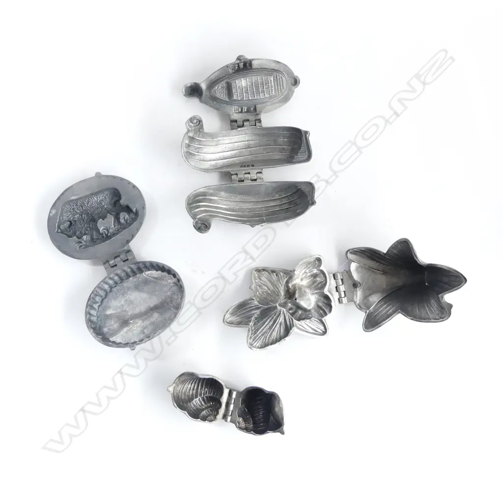4 VINTAGE PEWTER ICE CREAM MOULDS GONDOLA  SNAIL BUFFALO & ORCHID L Image 1++