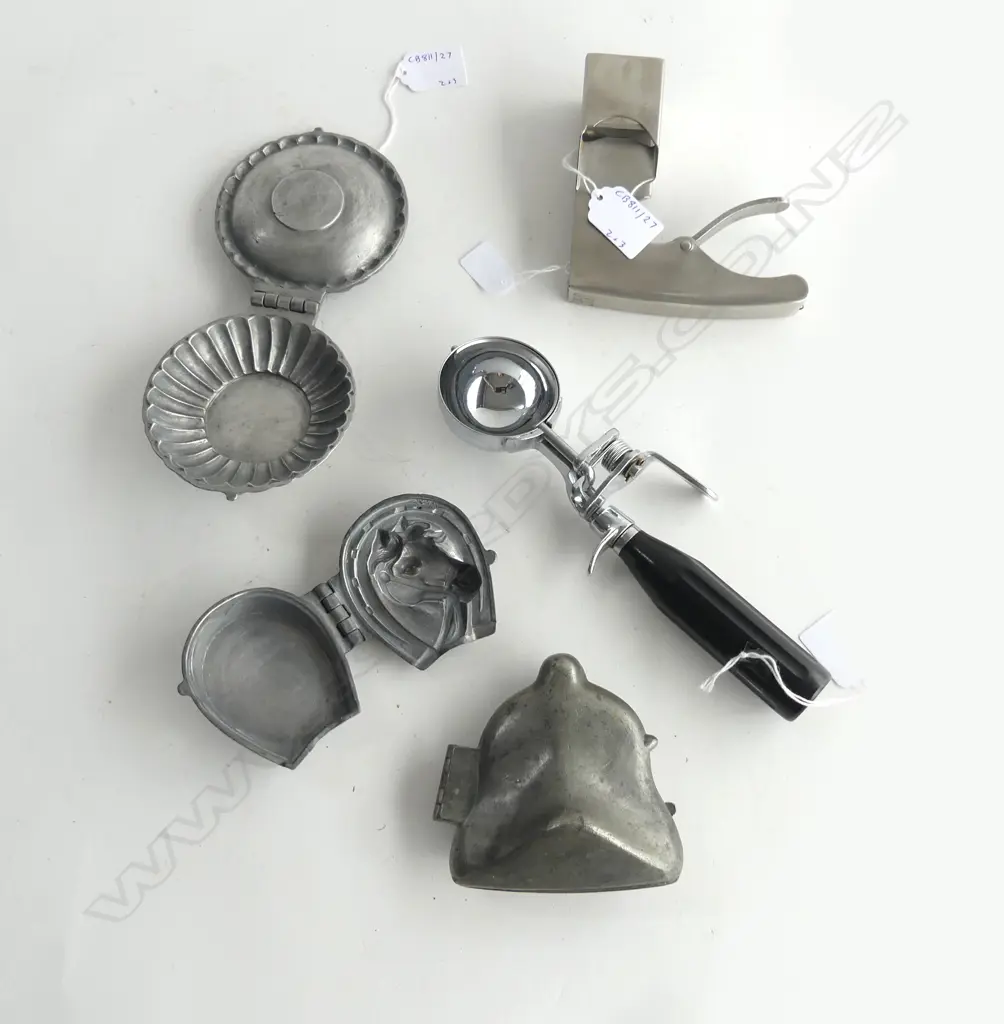 2 VINTAGE ICE CREAM SCOOPS L230mm, 3 PEWTER ICE CREAM MOULDS; SAUCER, BELL & HORSE SHOE L80mm Image 1++