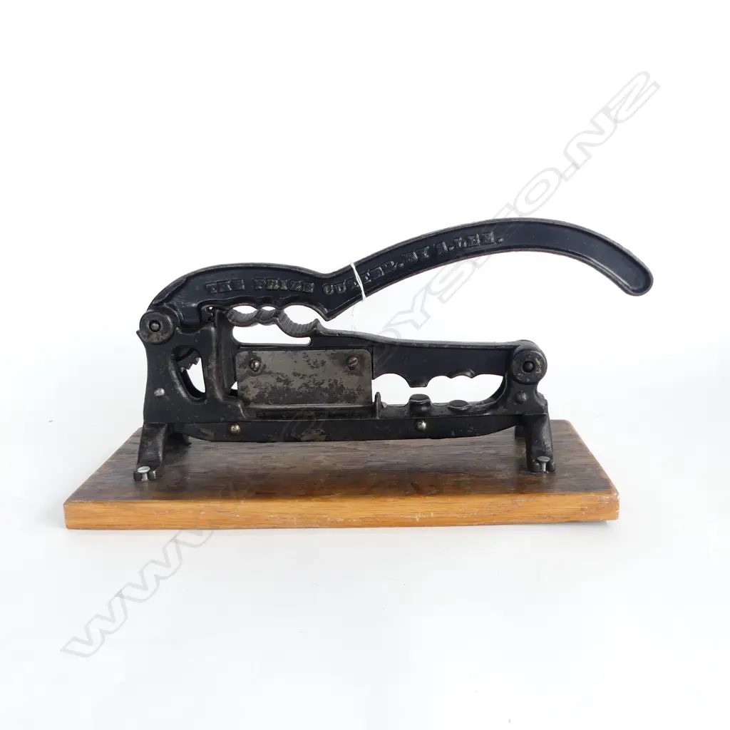 THE PRIZE CUTTER BY H LEE CAST IRON TOBACCO CUTTER L365MM Image 1++