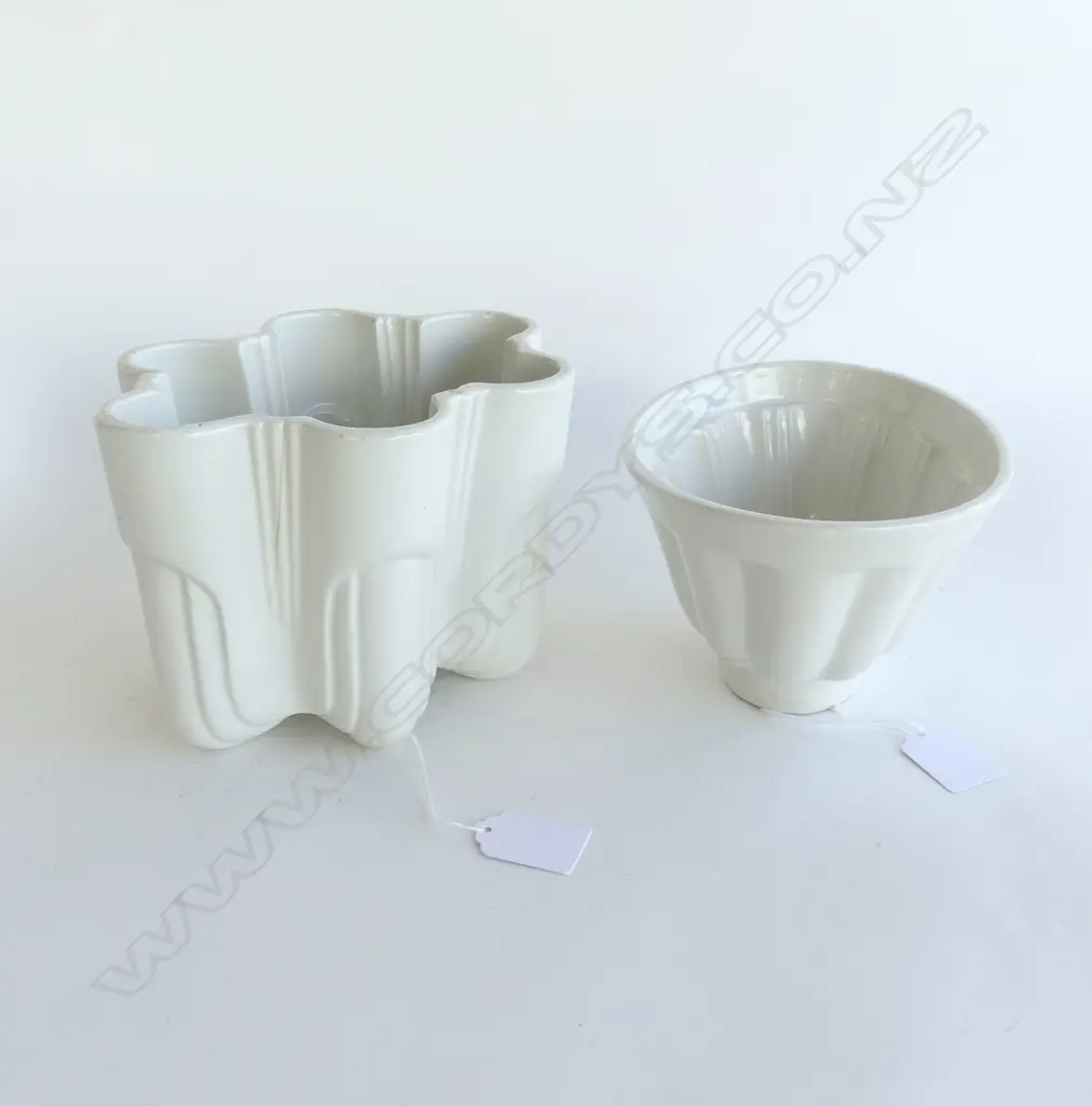2 VICT WHITE PORCLAIN JELLY MOULDS L170MM Image 1++