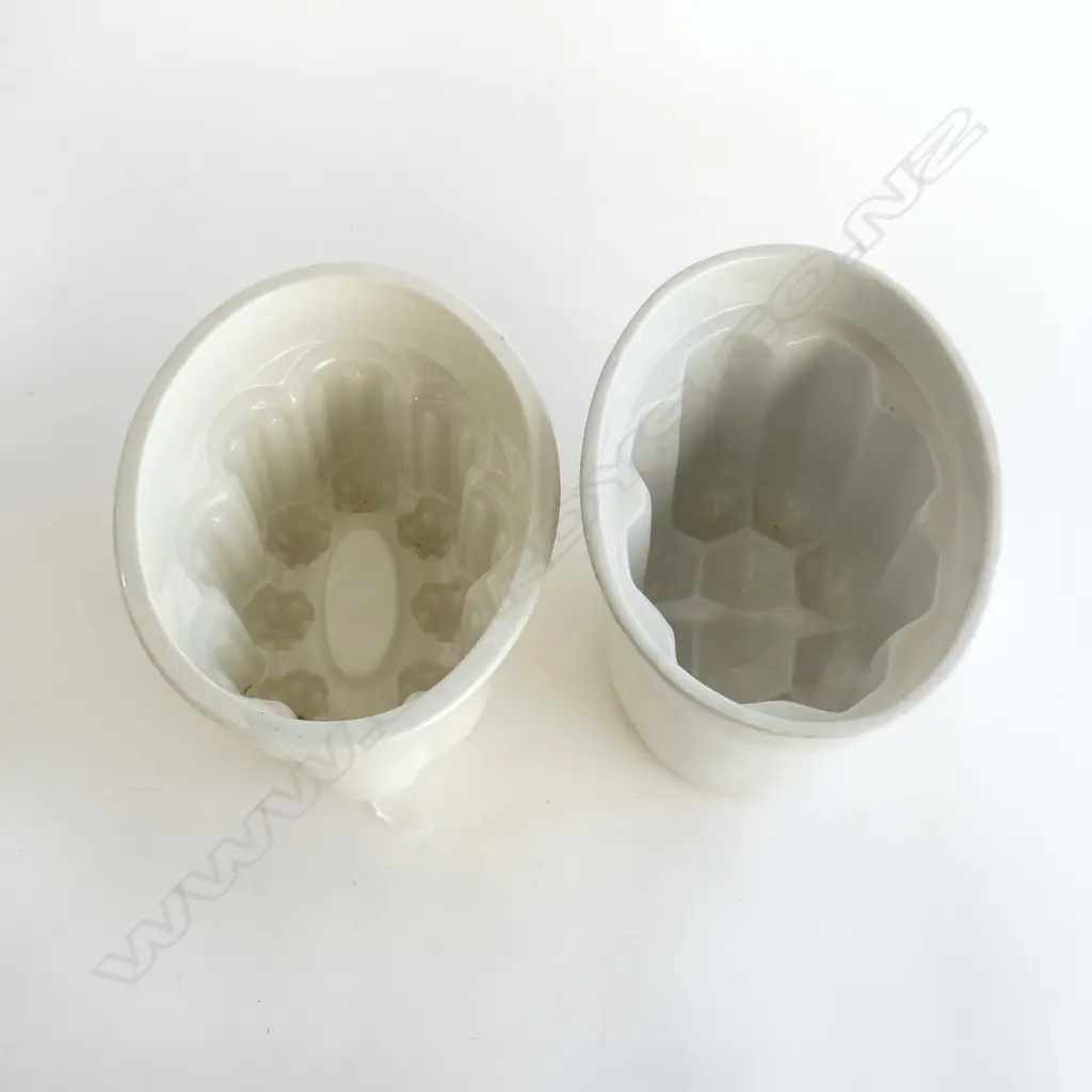 2 VICT WHITE PORCLAIN JELLY MOULDS L170MM Image 1++