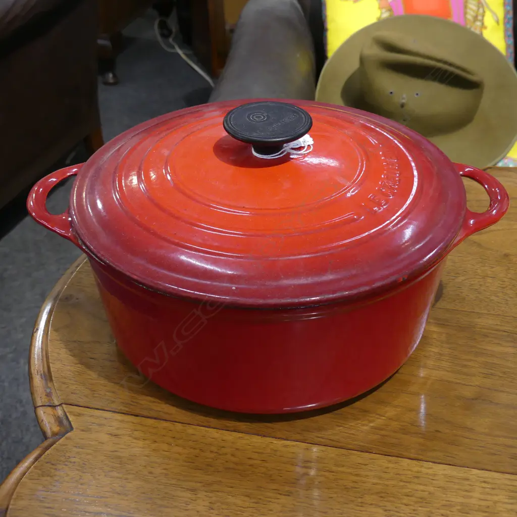 LE CREUESET RED ENAMEL LIDDED CASSEROLE 250mm dia Image 1++