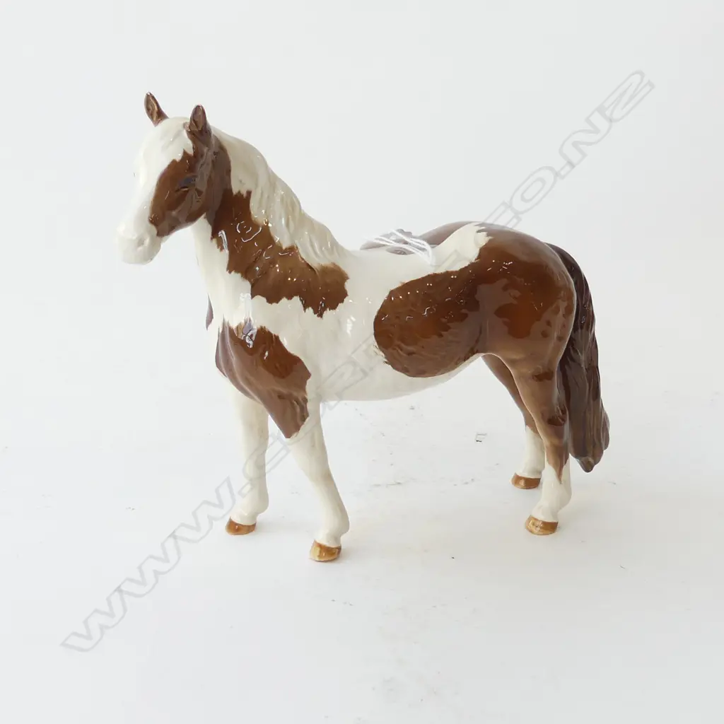 BESWICK BROWN/WHITE " SKEWBALD PINTO PONY" HORSE H 163mm L 185 mm Image 1++
