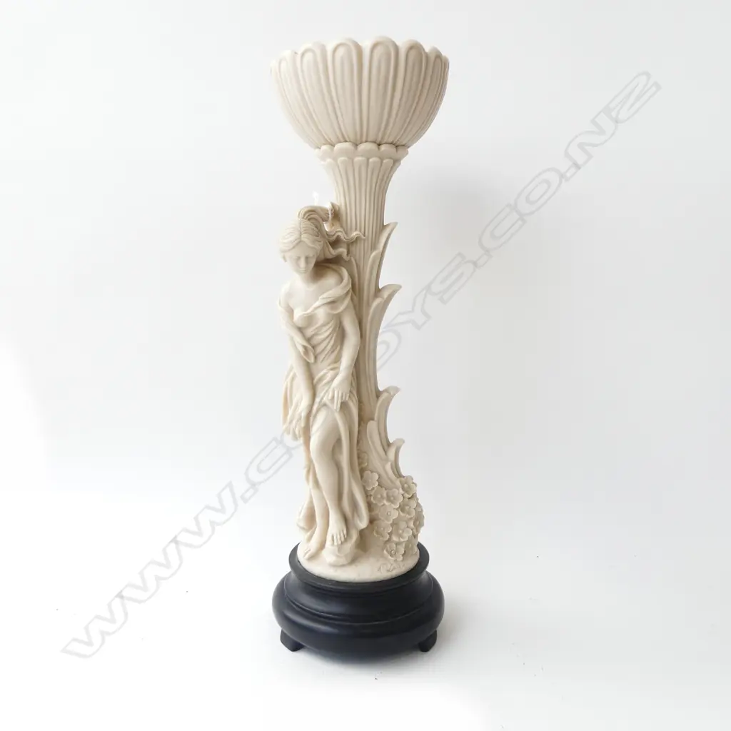 WHITE RESIN SCUPTURE H.475mm Image 1++