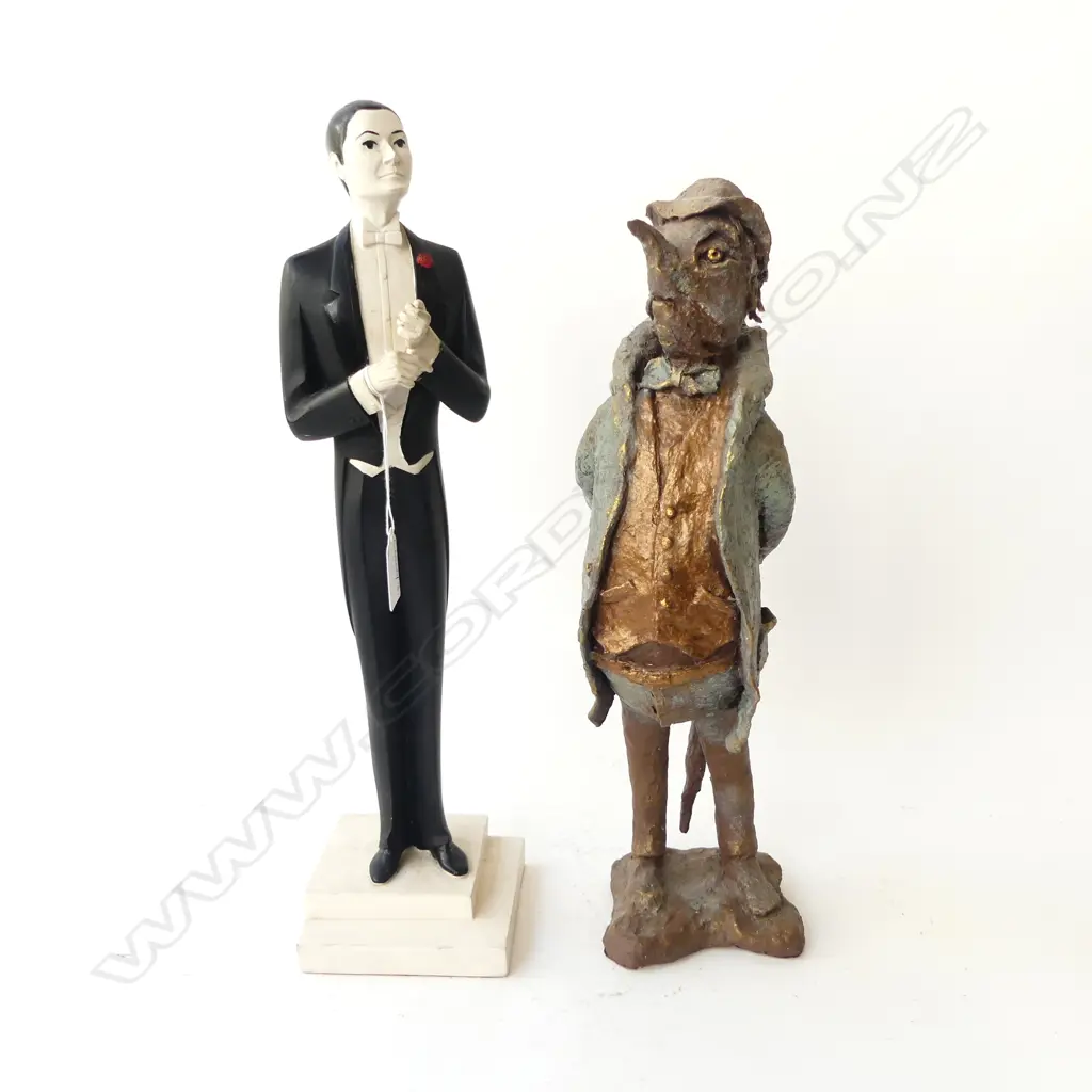 2 FIGURES; DENIS HALL RESIN GENT IN TUX TAILS H.420mm, OTHER Image 1++