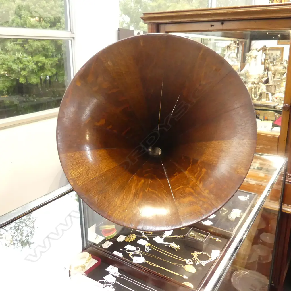 OLD ORIG GRAMAPHONE HORN IN EXCELLENT COND WITH LABEL 'MUSICMASTER US PATENT 1908. H.600X530 Dia mm. Image 1++