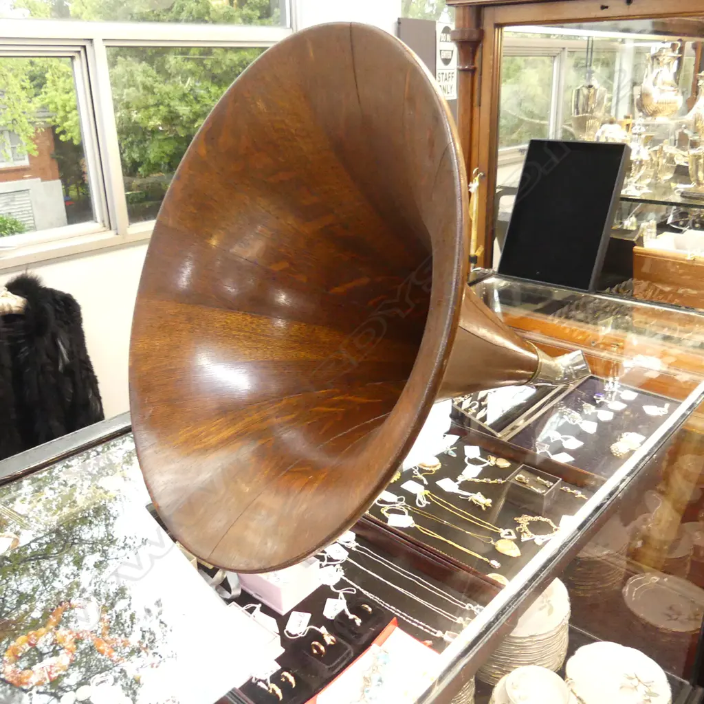 OLD ORIG GRAMAPHONE HORN IN EXCELLENT COND WITH LABEL 'MUSICMASTER US PATENT 1908. H.600X530 Dia mm. Image 1++