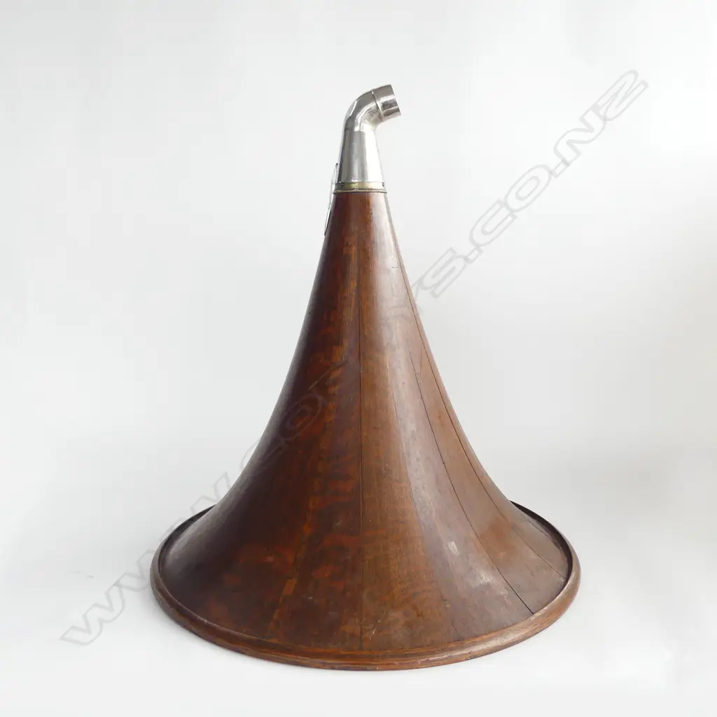 OLD ORIG GRAMAPHONE HORN IN EXCELLENT COND WITH LABEL 'MUSICMASTER US PATENT 1908. H.600X530 Dia mm. Image 1++