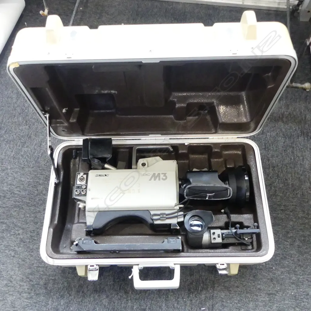 SONY DXC-M3 SATICON 3 TUBE TV VIDEO CAMERA, CASED (TAMRON LENS) Image 1++