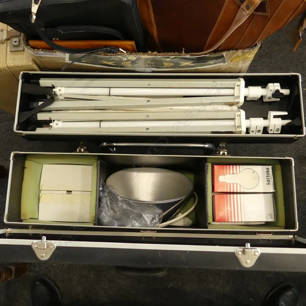 PHOTOGRAPHY STUDIO LIGHTING SET, CASED Image 1++