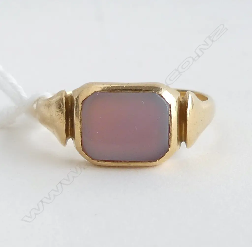 18CT GOLD & AGATE SIGNET RING 4.5GMS TOTAL WEIGHT SIZE V Image 1++