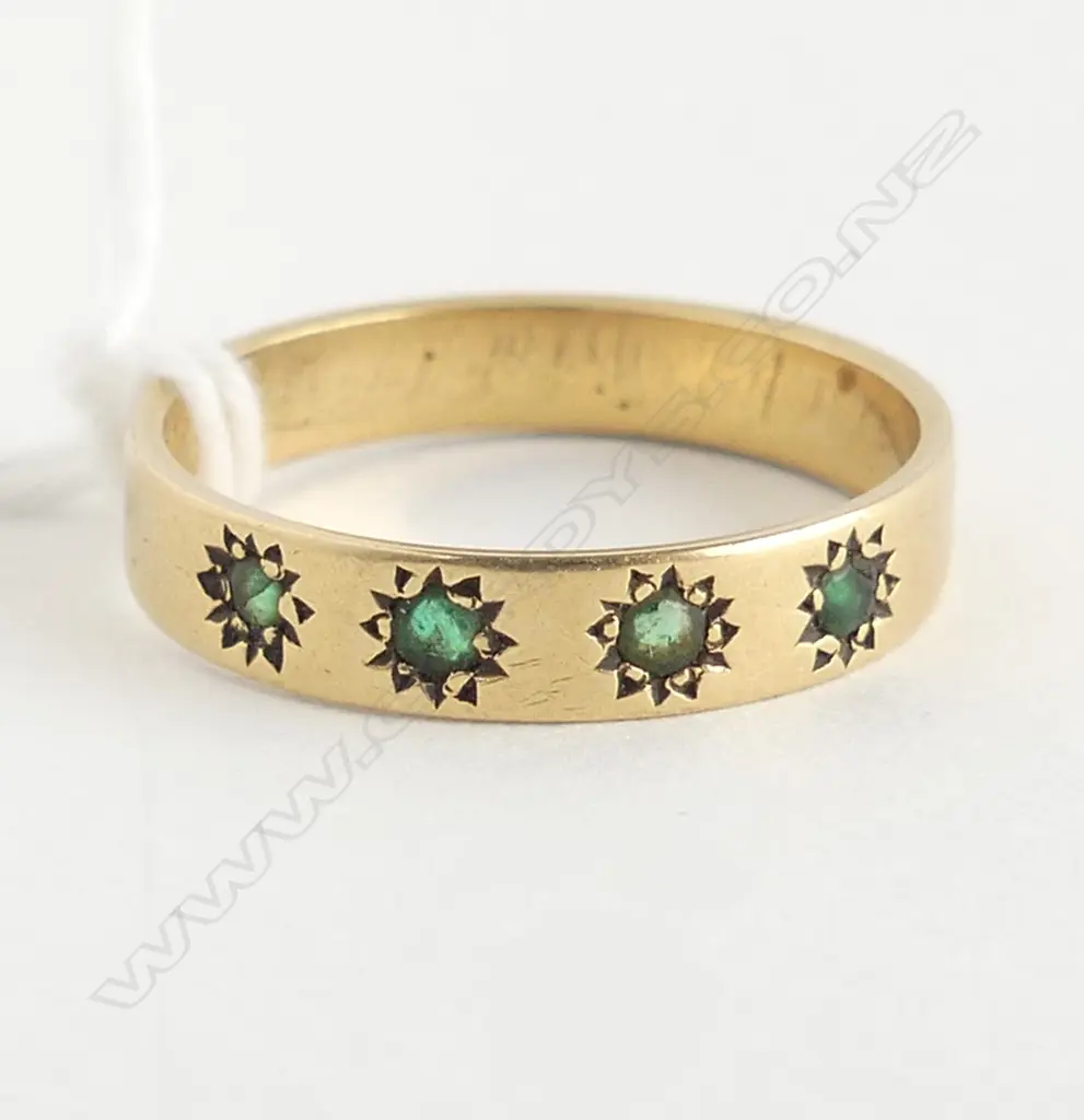 18CT GOLD BAND RING star set with FOUR EMERALDS (stones showing wear) 3.1gms SIZE Q Image 1++