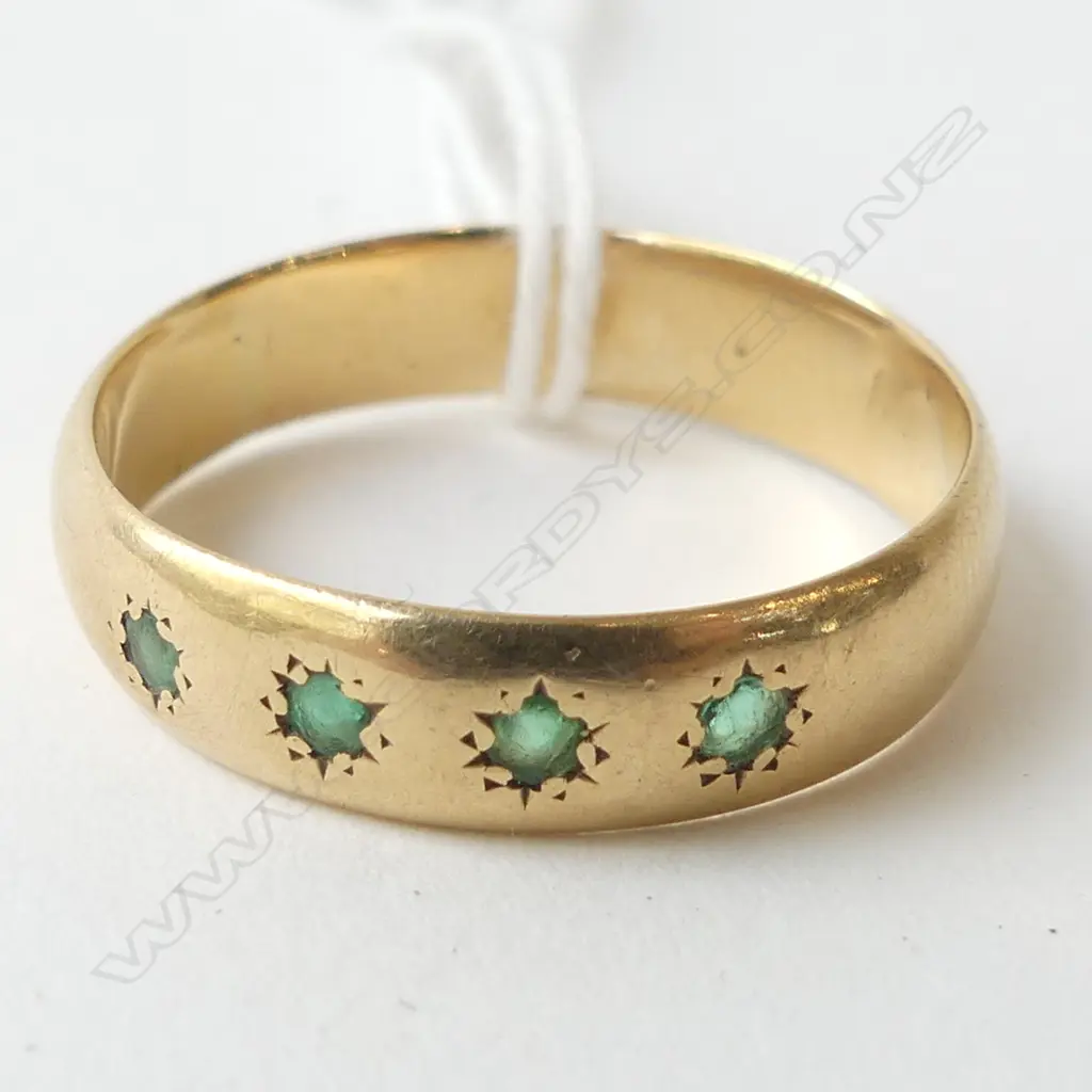 18CT GOLD BAND RING star set with FOUR EMERALDS (stones showing wear) 5.9gms size X Image 1++