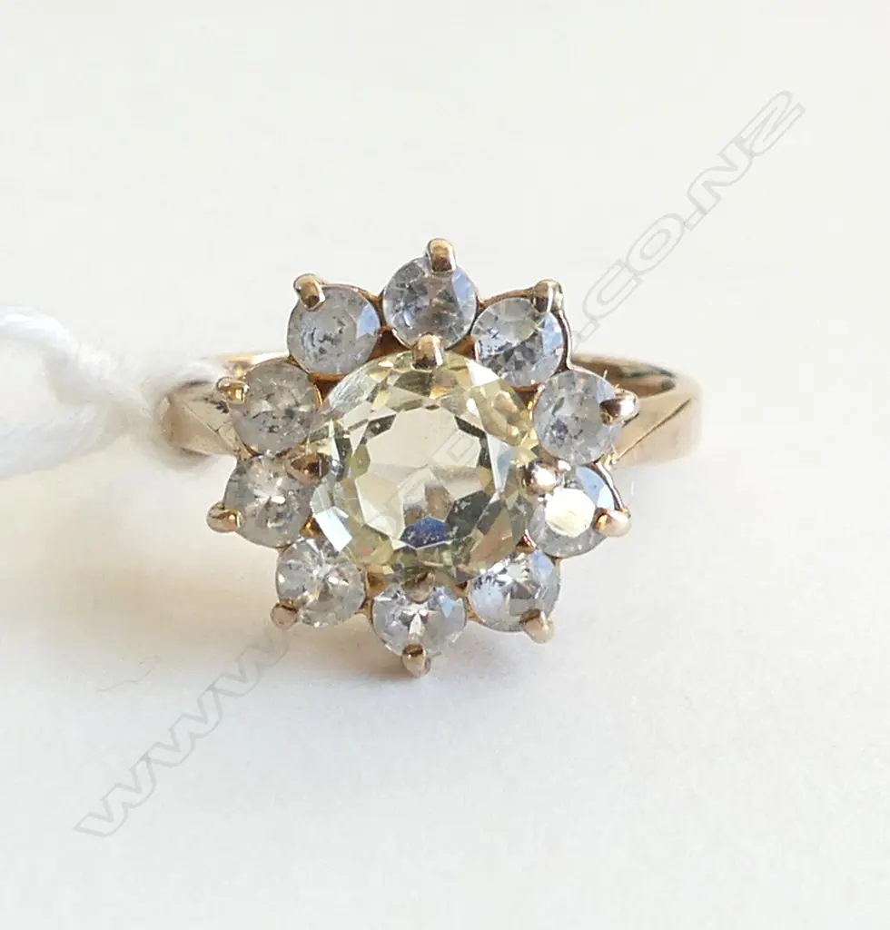 9ct GOLD & GEM SET CLUSTER RING 3.34gms SIZE K Image 1++