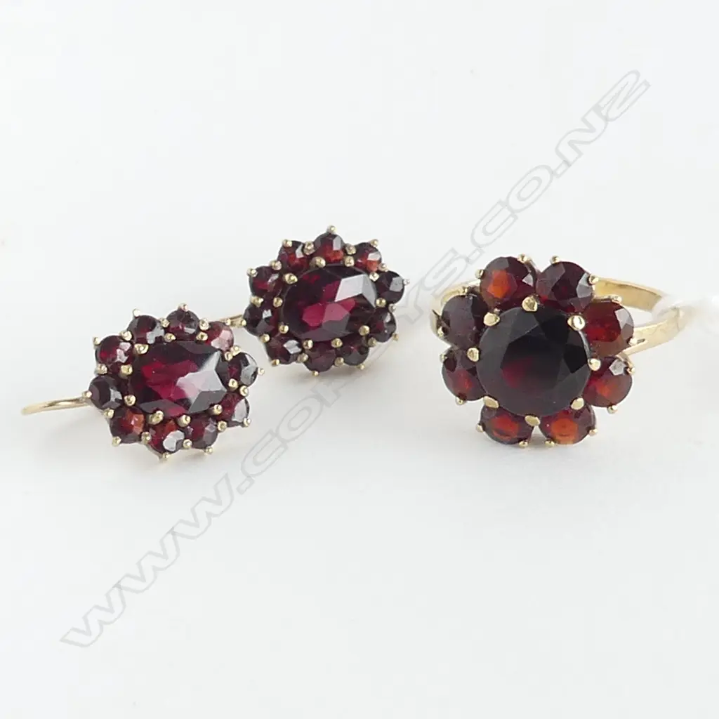 9CT GOLD AND GARNET RING AND EARRINGS SET 7.74gms SIZE R 1/2 Image 1++
