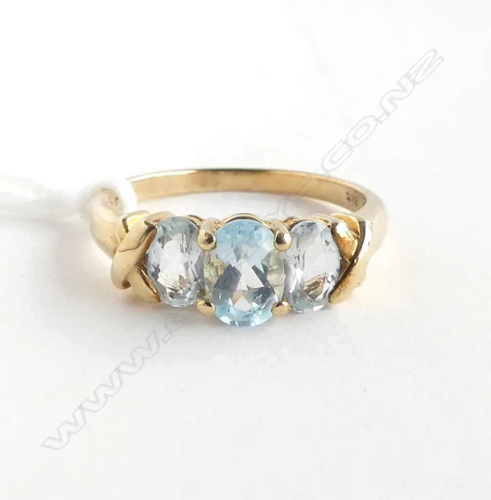 9ct GOLD THREE BLUE-STONED (BLUE TOPAZ?) RING SIZE Q Image 1++