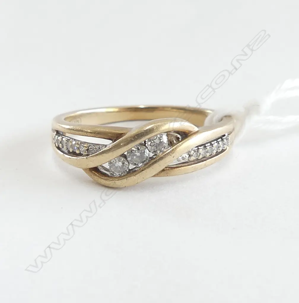 9ct Y/GOLD & DIAMOND cross-over BAND RING 3gms SIZE O Image 1++