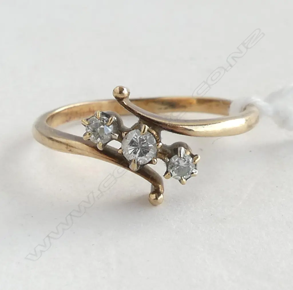 18ct YELLOW GOLD & 3 STONE DIAMOND RING cross-over shoulders 2.4gms SIZE Q Image 1++