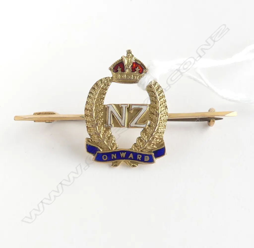 9CT NZ MILITARY 'ONWARD' BADGE 3.7gms Image 1++