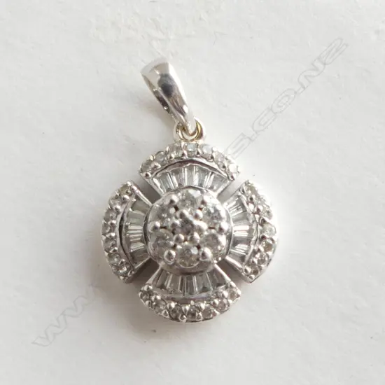 14CT WG DIAMOND CLUSTER PENDANT 2.2gms