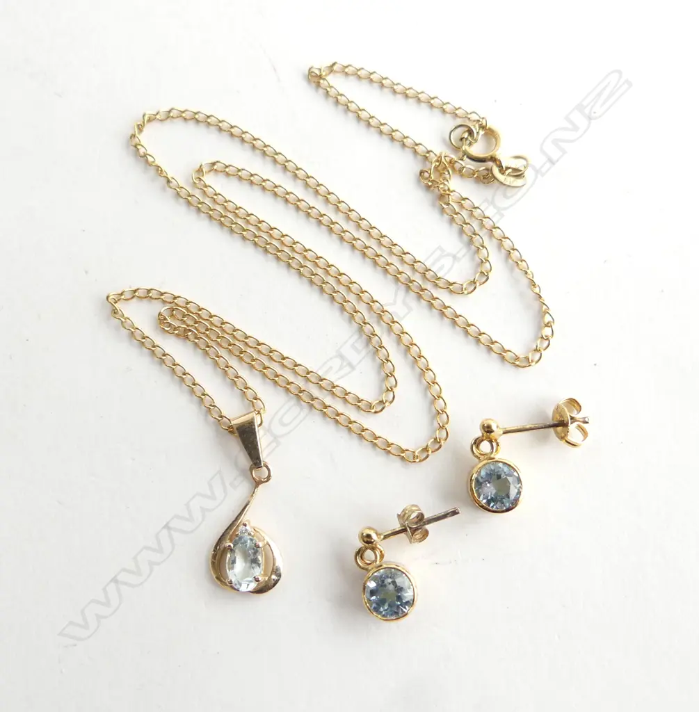 9ct BLUE TOPAZ PENDANT w 9ct CHAIN 2.3gm & MATCHING PR EARRINGS Image 1++