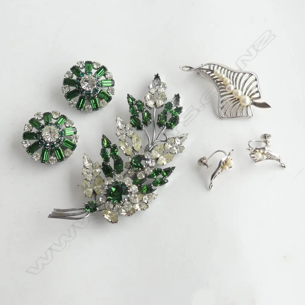 VINTAGE GREEN DIAMANTE BROOCH/EARRINGS (faulted) & SILVER & PEARL BROOCH AND EARRINGS SET Image 1++
