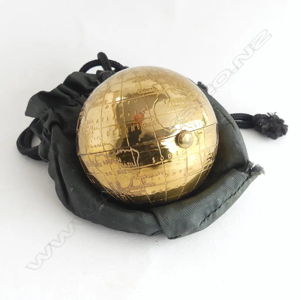 GLOBE POWDER COMPACT (original bag) Image 1++