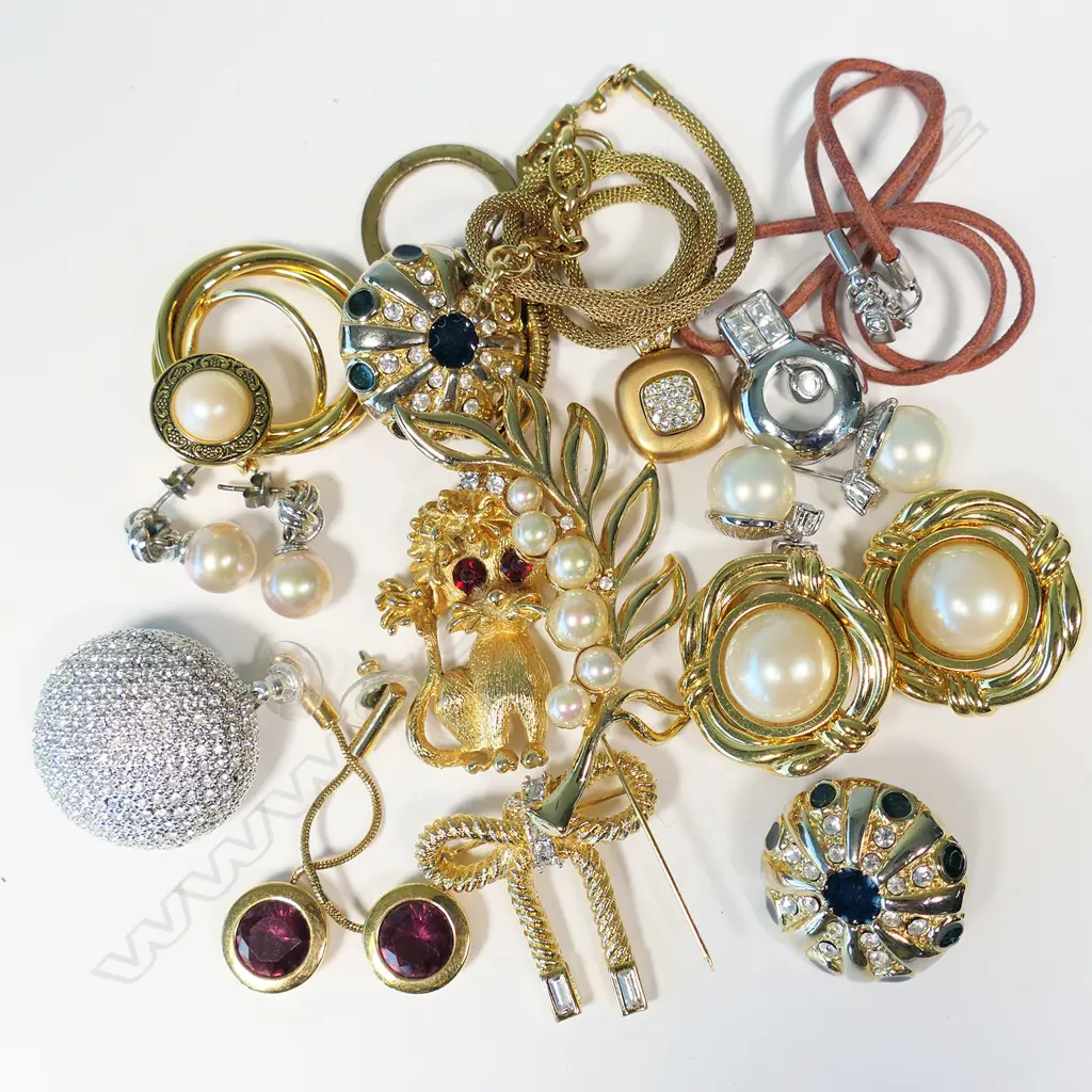 ASST. JEWELLERY INCL. 2 SWARORVSKI PENDANT NECKLACES & EARRINGS ETC Image 1++
