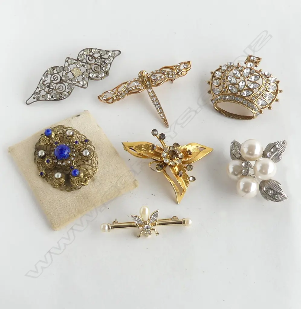 7 COSTUME BROOCHES Image 1++